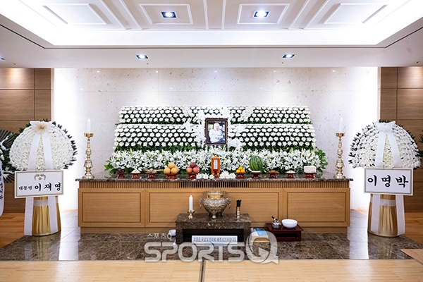 Tang lễ "ông nội quốc dân": Lee Seung Gi đến viếng đầu tiên, "bà nội quốc dân" cùng dàn sao gửi vòng hoa tiễn biệt- Ảnh 4.