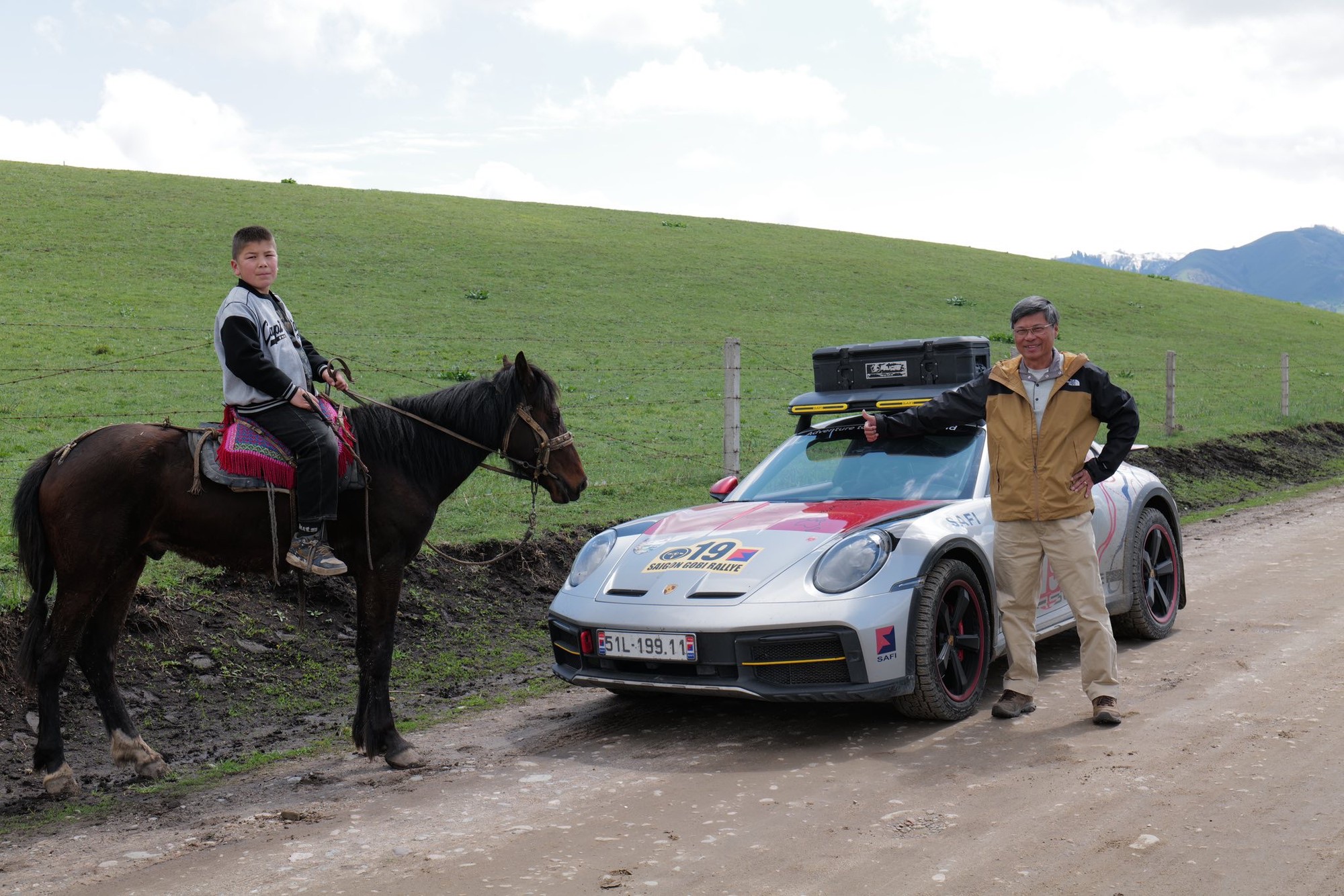 Mô hình Porsche 911 Dakar phượt từ Việt Nam đến Mông Cổ được mang ra đấu giá: Thu về gần 20 triệu đồng, chủ nhân xe thật cũng ủng hộ số tiền tương đương, gấp đôi giá trị gửi cho đồng bào miền Trung- Ảnh 4. Mô hình Porsche 911 Dakar phượt từ Việt Nam đến Mông Cổ được mang ra đấu giá: Thu về gần 20 triệu đồng, chủ nhân xe thật cũng ủng hộ số tiền tương đương, gấp đôi giá trị gửi cho đồng bào miền Trung- Ảnh 4.
