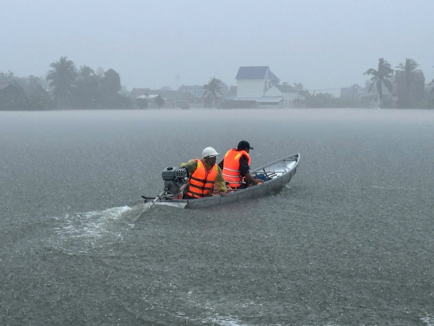 Dị thường mưa lũ ở miền Trung: Khắc phục phần nhân tai- Ảnh 5.