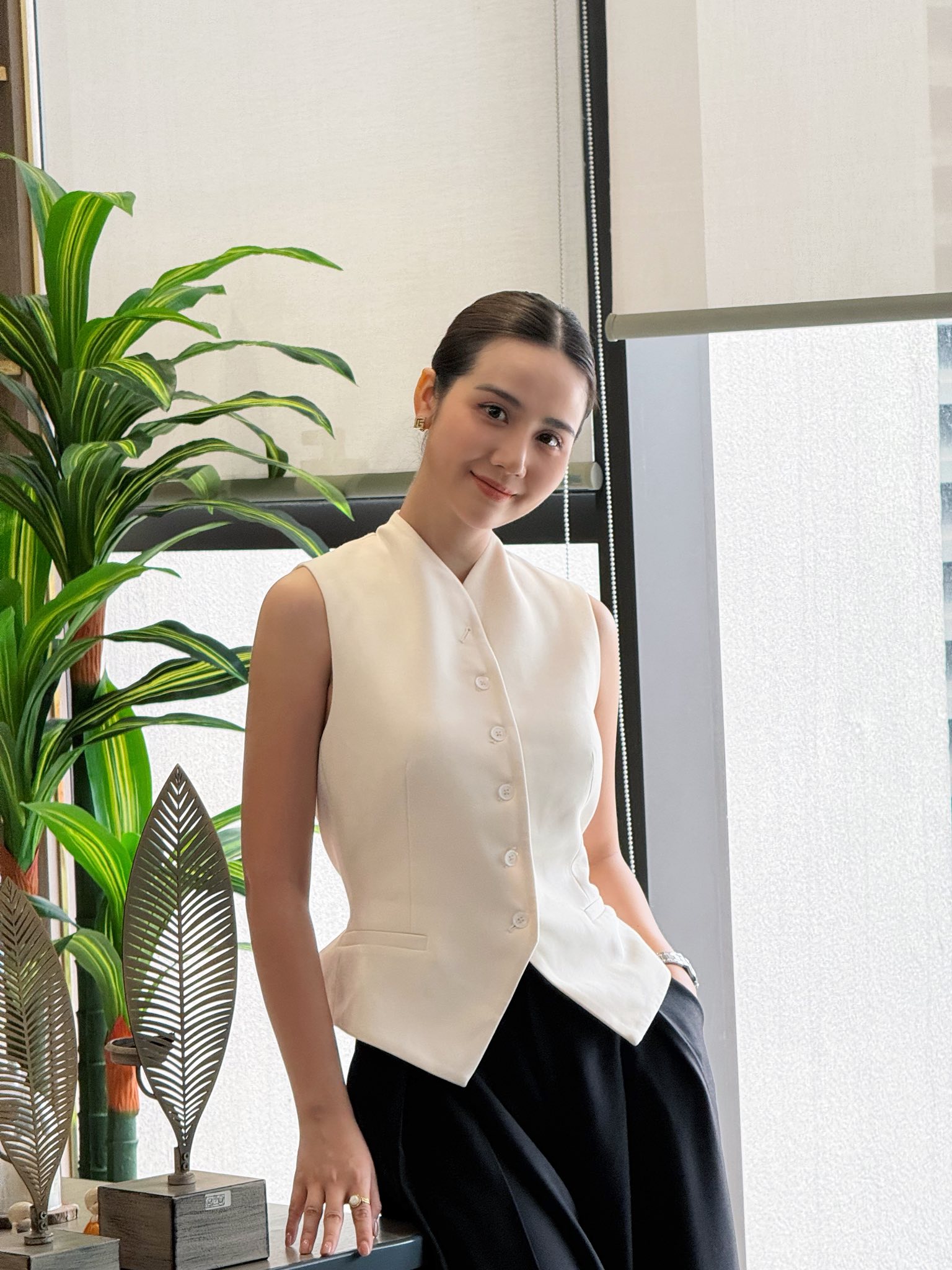 Đẹp như ti&ecirc;n m&agrave; đứng cạnh mỹ nh&acirc;n Vbiz n&agrave;y cũng phải l&eacute;p vế: Người đ&acirc;u sang khủng khiếp, mặc g&igrave; cũng th&agrave;nh trend- Ảnh 4.