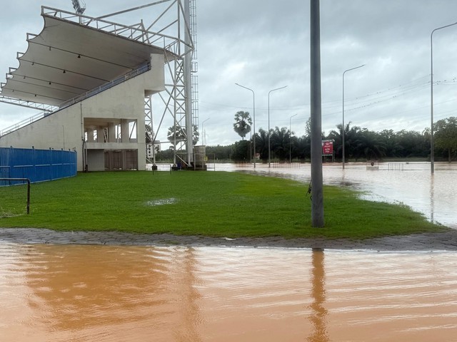Sân U22 Việt Nam thi đấu SEA Games 33 chìm trong mưa lũ- Ảnh 2. Sân U22 Việt Nam thi đấu SEA Games 33 chìm trong mưa lũ- Ảnh 2.