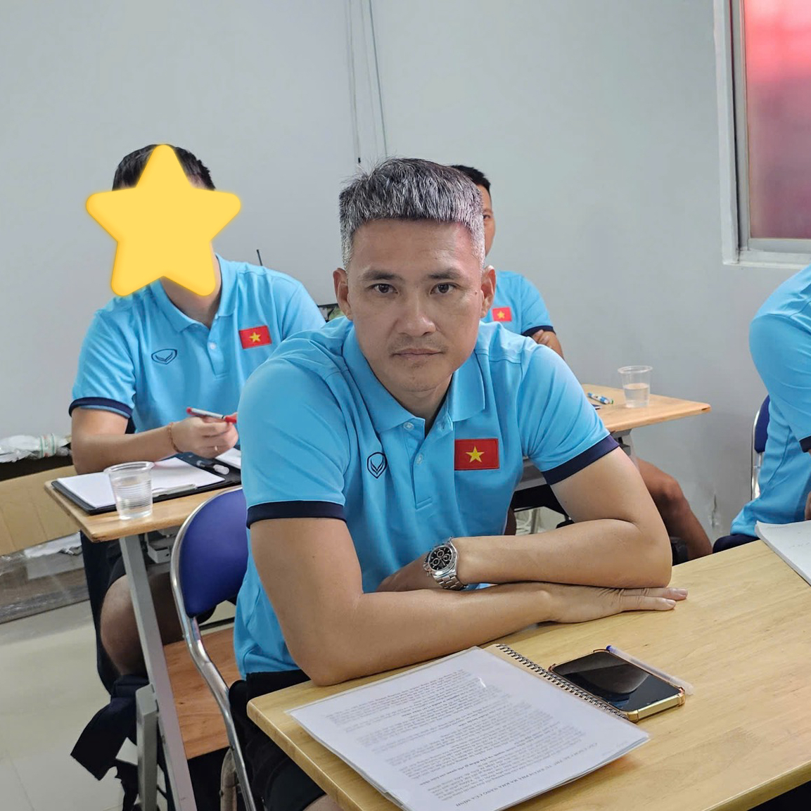 Chồng ca sĩ Thủy Tiên tóc bạc trắng, da đen sạm ở tuổi 40- Ảnh 1. Chồng ca sĩ Thủy Tiên tóc bạc trắng, da đen sạm ở tuổi 40- Ảnh 1.