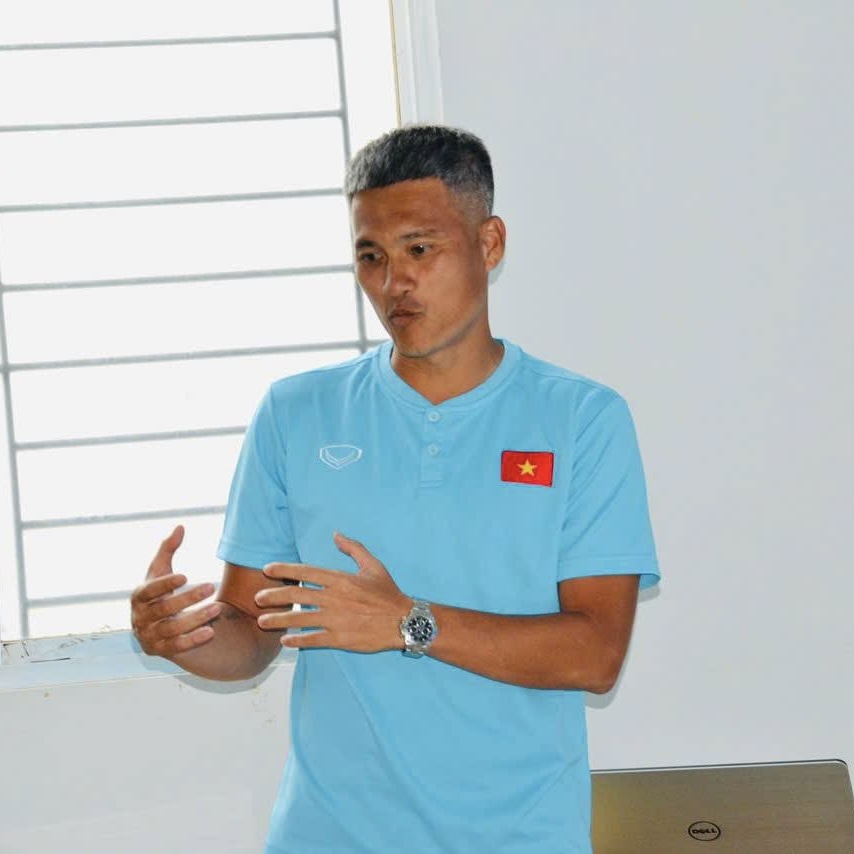 Chồng ca sĩ Thủy Tiên tóc bạc trắng, da đen sạm ở tuổi 40- Ảnh 2. Chồng ca sĩ Thủy Tiên tóc bạc trắng, da đen sạm ở tuổi 40- Ảnh 2.