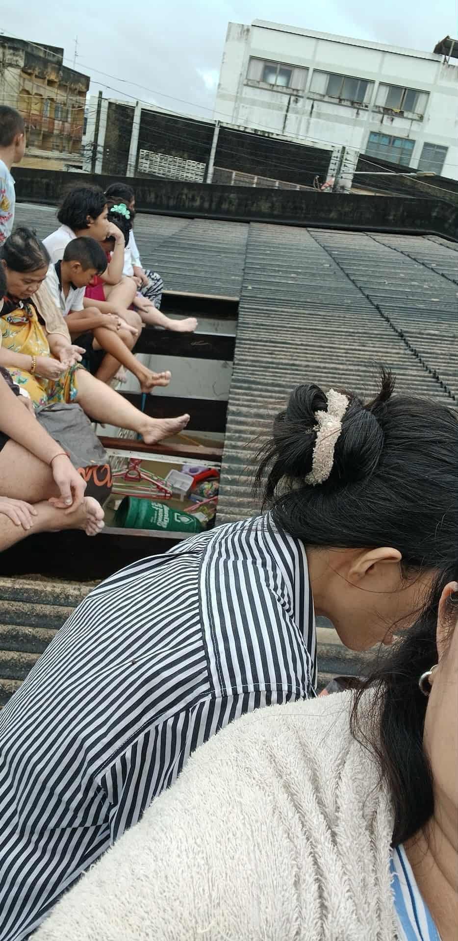Lũ lụt kinh hoàng tại Thái Lan: Tiếng kêu xé lòng vang trên các mái nhà, người dân cầu cứu khắp MXH- Ảnh 5. Lũ lụt kinh hoàng tại Thái Lan: Tiếng kêu xé lòng vang trên các mái nhà, người dân cầu cứu khắp MXH- Ảnh 5.