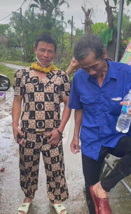 Người ta nói "đàn ông Việt Nam làm gì có quần áo cũ" và đây là thứ chúng ta thấy!- Ảnh 2. Người ta nói "đàn ông Việt Nam làm gì có quần áo cũ" và đây là thứ chúng ta thấy!- Ảnh 2.