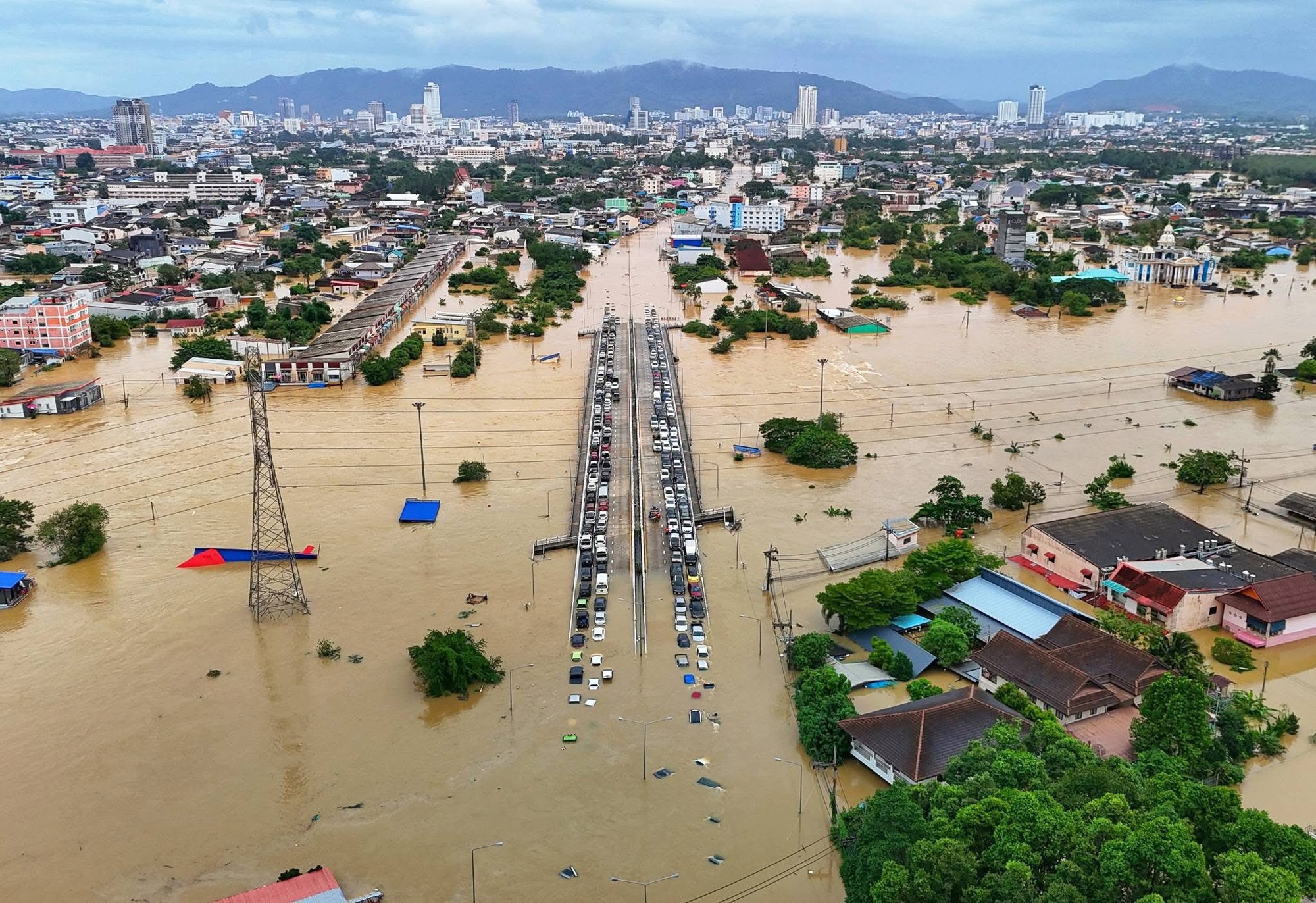Lũ lụt kinh hoàng tại Thái Lan: Tiếng kêu xé lòng vang trên các mái nhà, người dân cầu cứu khắp MXH- Ảnh 4. Lũ lụt kinh hoàng tại Thái Lan: Tiếng kêu xé lòng vang trên các mái nhà, người dân cầu cứu khắp MXH- Ảnh 4.
