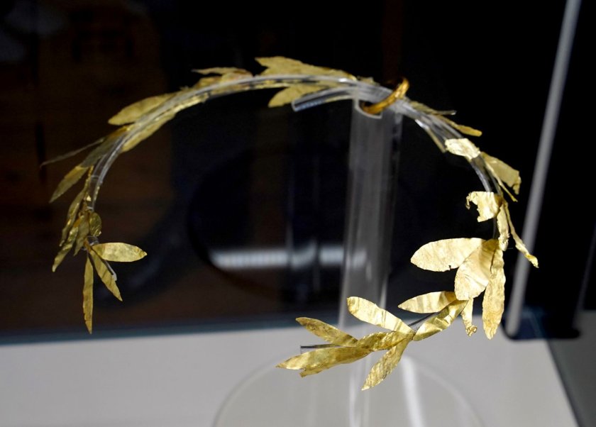 Đang đào nền công viên, công nhân chạm phải hài cốt 2.100 tuổi kỳ lạ đội vòng hoa tuyệt mỹ: Bí mật bên trong gây sốc- Ảnh 2. Đang đào nền công viên, công nhân chạm phải hài cốt 2.100 tuổi kỳ lạ đội vòng hoa tuyệt mỹ: Bí mật bên trong gây sốc- Ảnh 2.