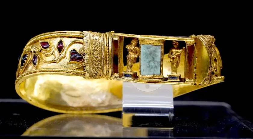 Đang đào nền công viên, công nhân chạm phải hài cốt 2.100 tuổi kỳ lạ đội vòng hoa tuyệt mỹ: Bí mật bên trong gây sốc- Ảnh 4. Đang đào nền công viên, công nhân chạm phải hài cốt 2.100 tuổi kỳ lạ đội vòng hoa tuyệt mỹ: Bí mật bên trong gây sốc- Ảnh 4.