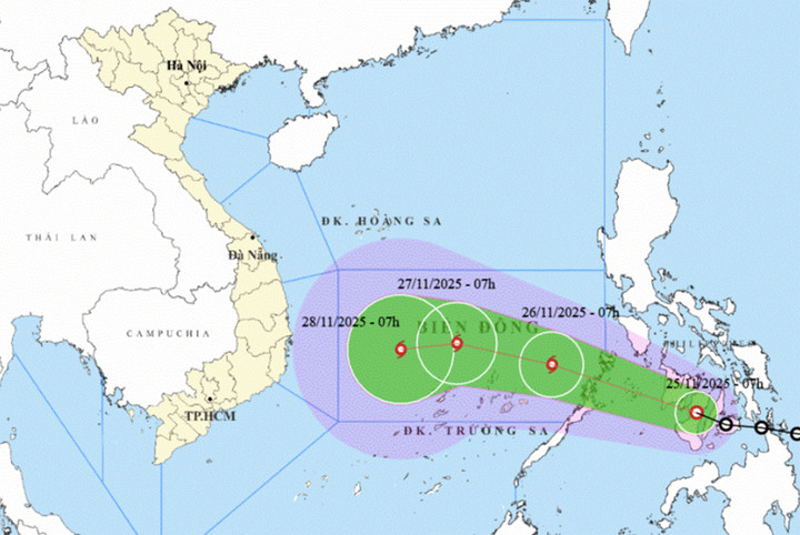 Hai kịch bản khó lường của bão số 15 vào nước ta, miền Trung đối mặt mưa lớn- Ảnh 1.