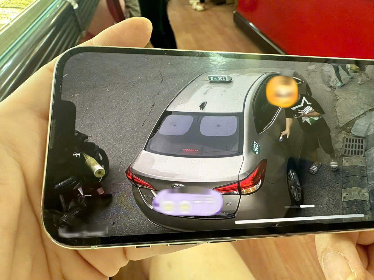 Bất ngờ bị nhóm người lạ yêu cầu tới khách sạn để "làm việc kín"- Ảnh 1.