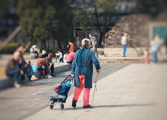 Từ 60 tuổi, tập thể dục nhiều không phải đã tốt - điều thực sự "cứu sống" bạn là 5 thói quen "lười" này, càng đơn giản càng sống lâu- Ảnh 1.