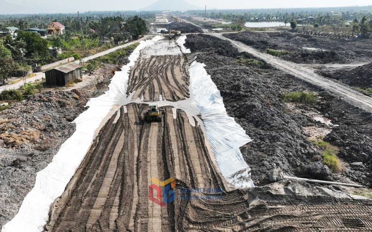 Nhà thầu tổ chức thi công xử lý nền đường đất yếu.