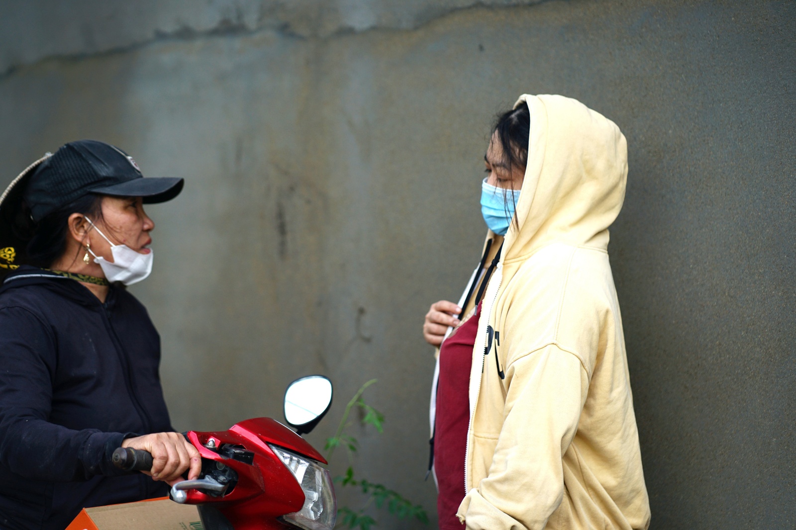 Mưa lũ cuốn trôi 2 con nhỏ: Người mẹ gục bên bàn thờ liên tục gọi tên các con, ôm chặt đứa cháu để vơi nỗi đau- Ảnh 2. Mưa lũ cuốn trôi 2 con nhỏ: Người mẹ gục bên bàn thờ liên tục gọi tên các con, ôm chặt đứa cháu để vơi nỗi đau- Ảnh 2.