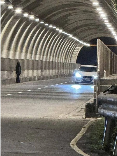 "Bóng đen" đứng giữa đường hầm khiến người đi đường hoảng loạn: Cảnh sát vào cuộc hé lộ sự thật- Ảnh 1. "Bóng đen" đứng giữa đường hầm khiến người đi đường hoảng loạn: Cảnh sát vào cuộc hé lộ sự thật- Ảnh 1.