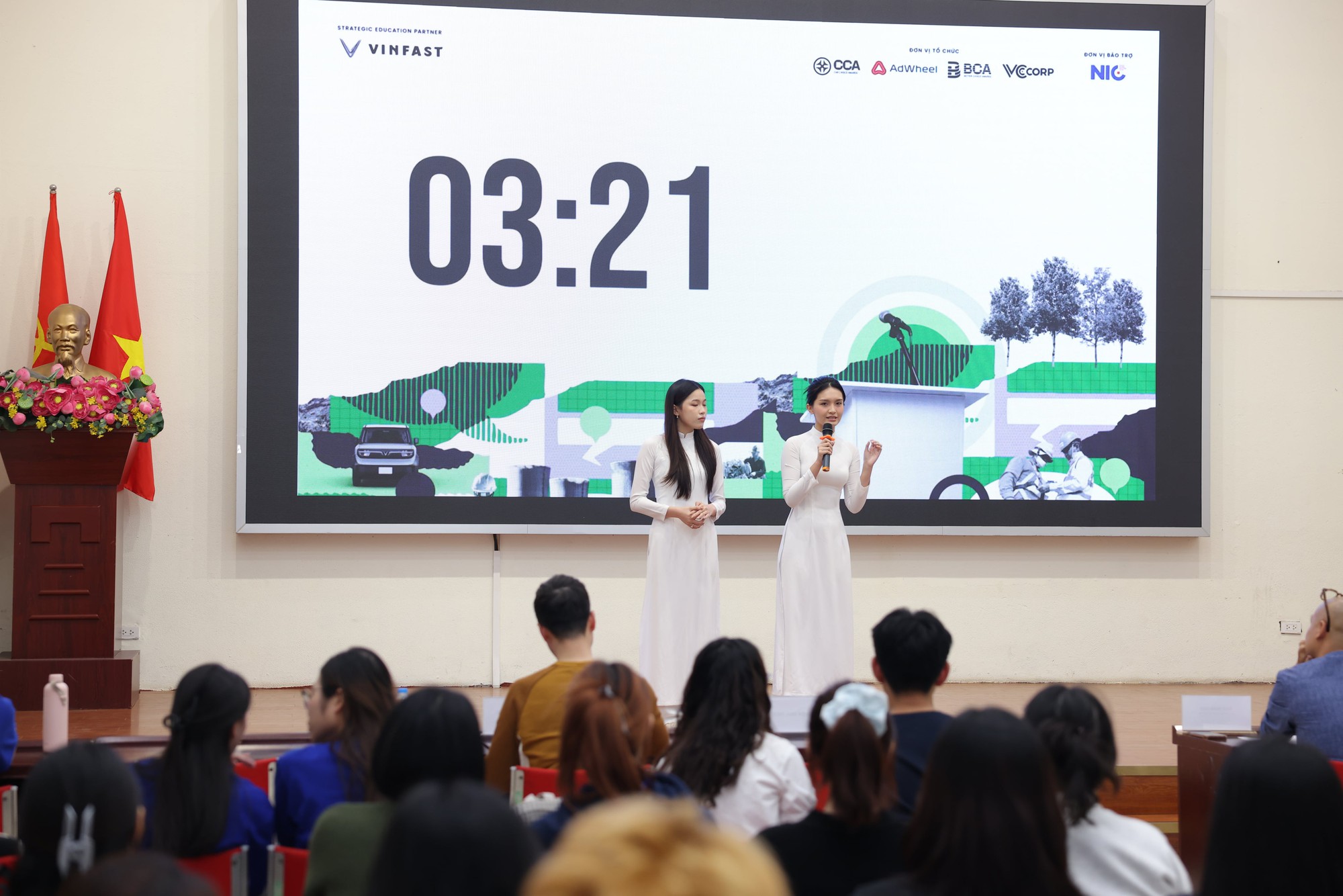 ‘Đừng tin những gì đọc trên mạng, hãy tự trải nghiệm’: Khi sinh viên Hà Nội lên tiếng và biến Green Voices 2025 thành sân chơi tranh biện ‘nóng’ nhất về xe điện- Ảnh 3. ‘Đừng tin những gì đọc trên mạng, hãy tự trải nghiệm’: Khi sinh viên Hà Nội lên tiếng và biến Green Voices 2025 thành sân chơi tranh biện ‘nóng’ nhất về xe điện- Ảnh 3.