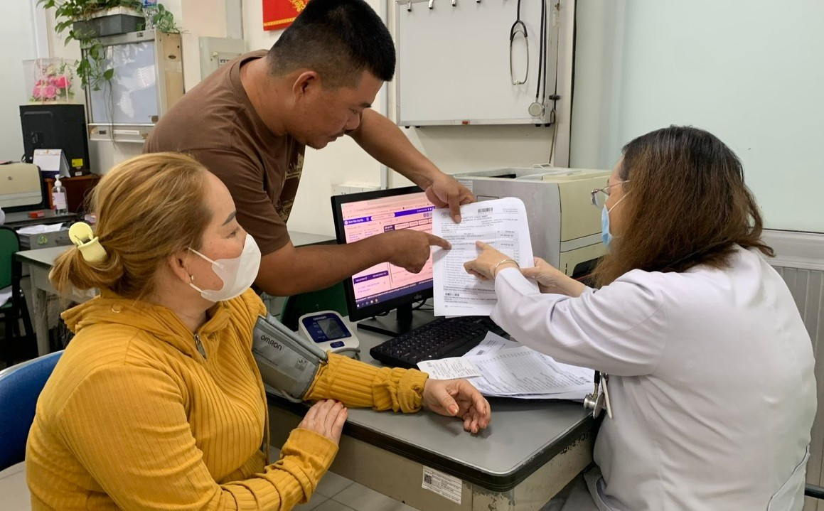 Bệnh viện số hóa: Người bệnh lớn tuổi 'bỡ ngỡ', lãnh đạo nói thẳng 'còn nhiều điểm nghẽn'- Ảnh 3.