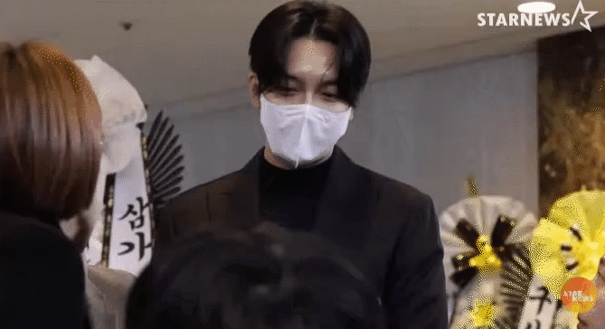 Tang lễ "ông nội quốc dân": Lee Seung Gi đến viếng đầu tiên, "bà nội quốc dân" cùng dàn sao gửi vòng hoa tiễn biệt- Ảnh 7.