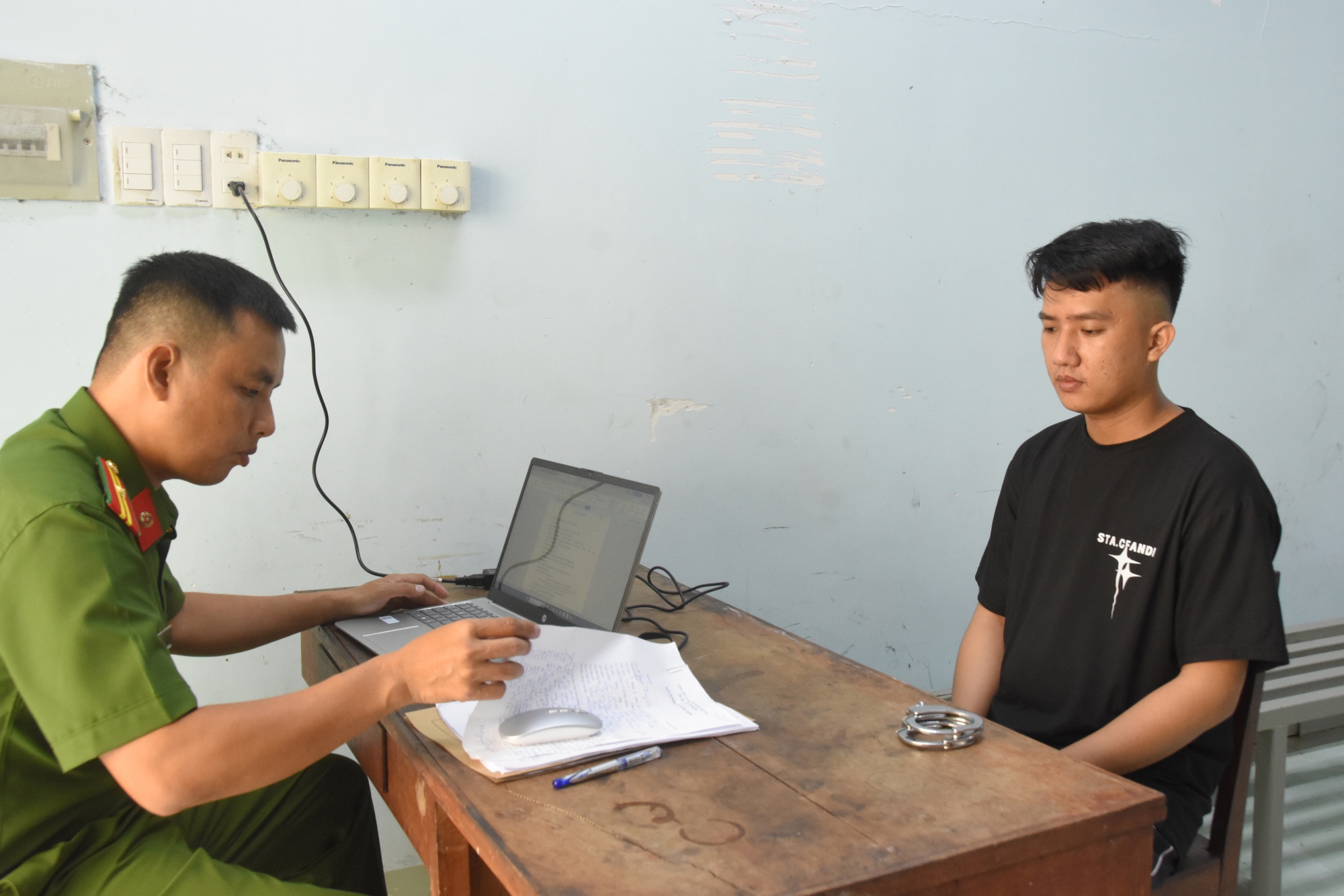 Nam công nhân cướp tiệm vàng ở Đồng Tháp để mua tivi, tủ lạnh- Ảnh 1. Nam công nhân cướp tiệm vàng ở Đồng Tháp để mua tivi, tủ lạnh- Ảnh 1.