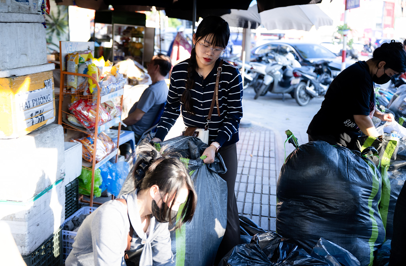 Hà Nội đêm không ngủ: Những đôi tay không ngơi nghỉ chuẩn bị đồ cứu trợ hướng về miền Trung- Ảnh 15.