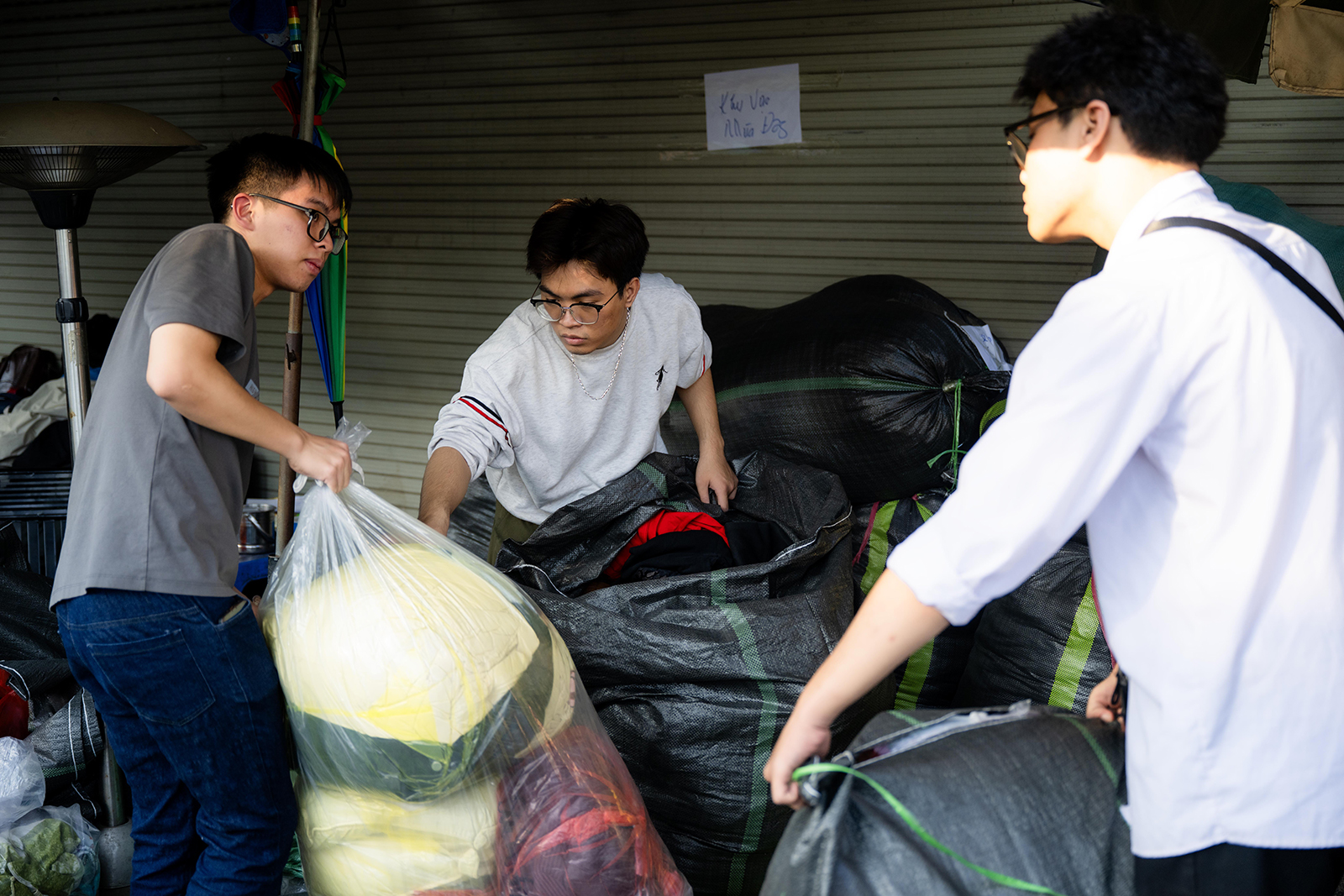 Hà Nội đêm không ngủ: Những đôi tay không ngơi nghỉ chuẩn bị đồ cứu trợ hướng về miền Trung- Ảnh 13.