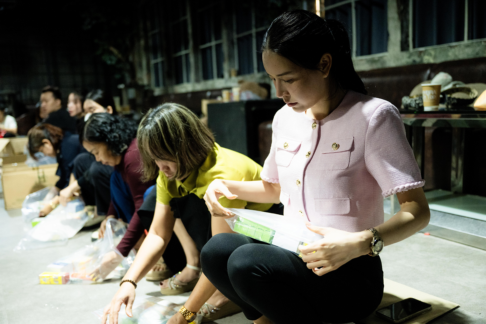 Hà Nội đêm không ngủ: Những đôi tay không ngơi nghỉ chuẩn bị đồ cứu trợ hướng về miền Trung- Ảnh 19.