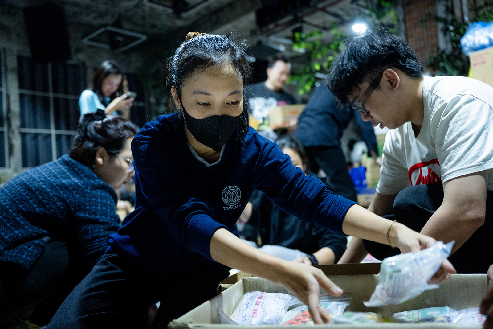Hà Nội đêm không ngủ: Những đôi tay không ngơi nghỉ chuẩn bị đồ cứu trợ hướng về miền Trung- Ảnh 20.