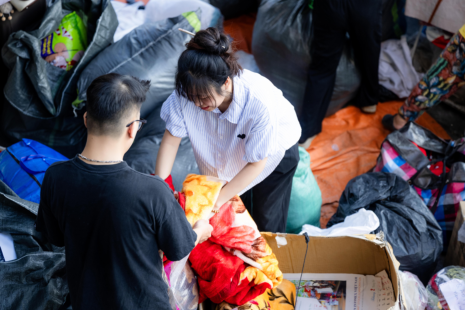 Hà Nội đêm không ngủ: Những đôi tay không ngơi nghỉ chuẩn bị đồ cứu trợ hướng về miền Trung- Ảnh 16.