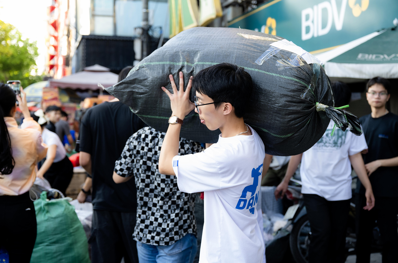 Hà Nội đêm không ngủ: Những đôi tay không ngơi nghỉ chuẩn bị đồ cứu trợ hướng về miền Trung- Ảnh 18.
