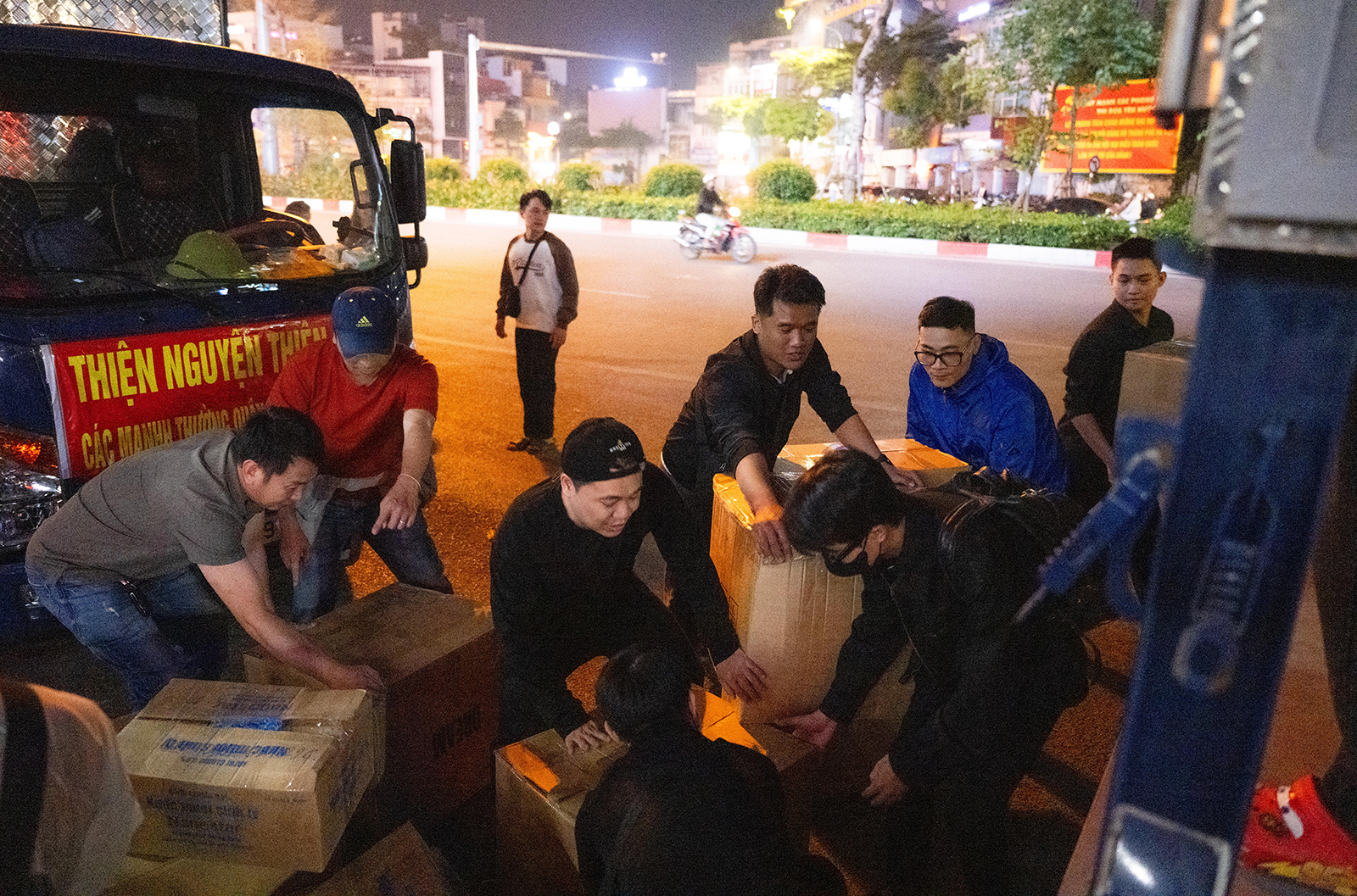 Hà Nội đêm không ngủ: Những đôi tay không ngơi nghỉ chuẩn bị đồ cứu trợ hướng về miền Trung- Ảnh 1.