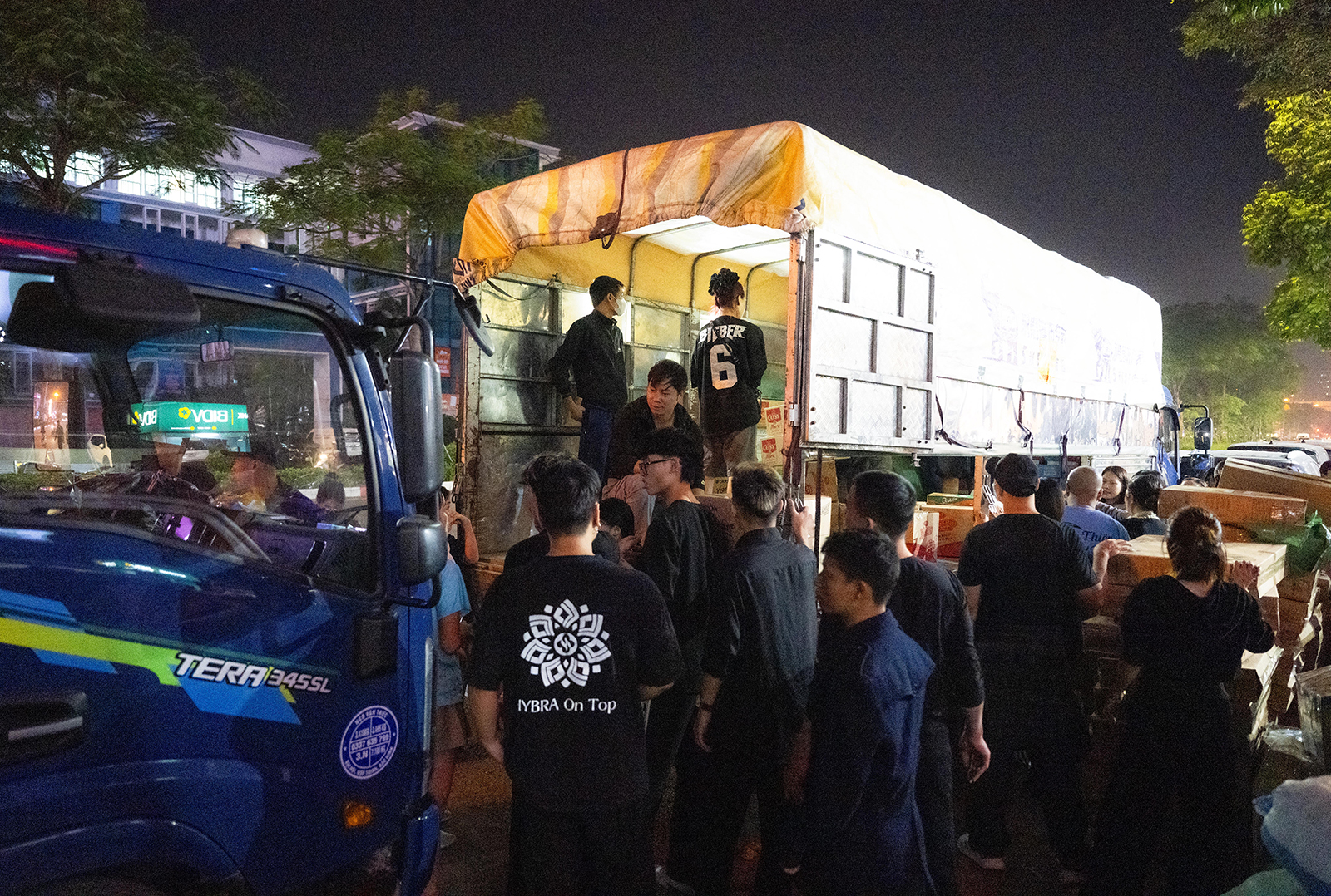 Hà Nội đêm không ngủ: Những đôi tay không ngơi nghỉ chuẩn bị đồ cứu trợ hướng về miền Trung- Ảnh 12.