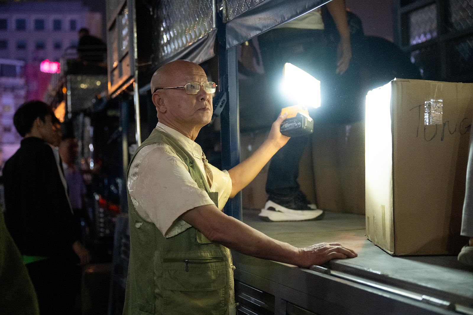 Hà Nội đêm không ngủ: Những đôi tay không ngơi nghỉ chuẩn bị đồ cứu trợ hướng về miền Trung- Ảnh 6.