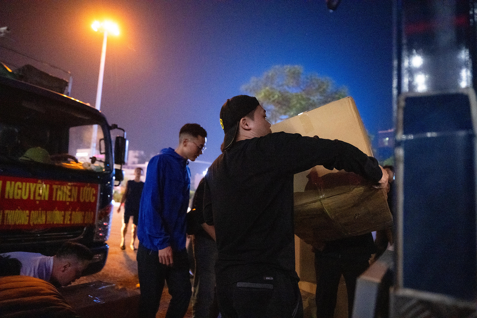 Hà Nội đêm không ngủ: Những đôi tay không ngơi nghỉ chuẩn bị đồ cứu trợ hướng về miền Trung- Ảnh 10.