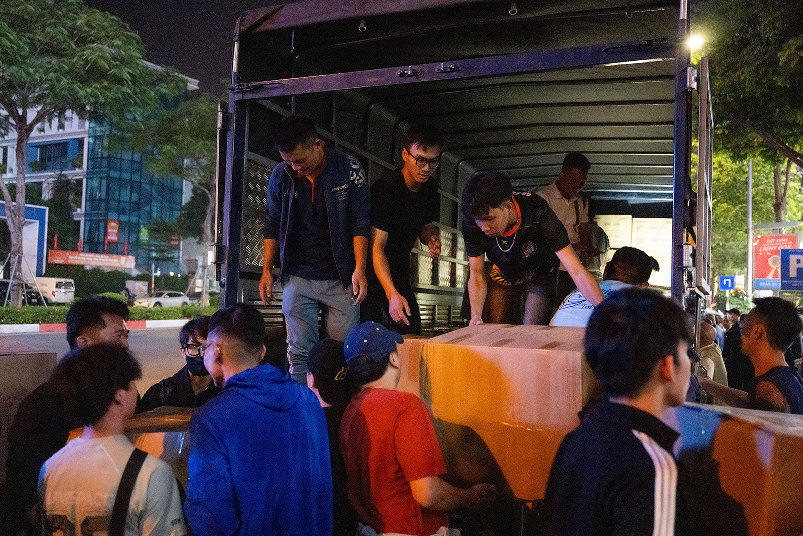 Hà Nội đêm không ngủ: Những đôi tay không ngơi nghỉ chuẩn bị đồ cứu trợ hướng về miền Trung- Ảnh 5.