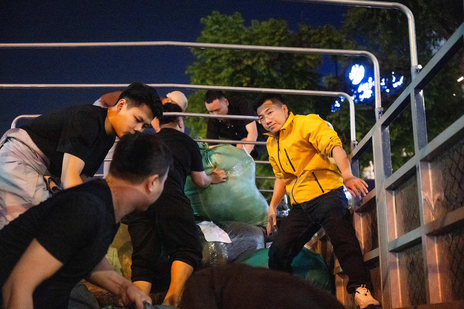 Hà Nội đêm không ngủ: Những đôi tay không ngơi nghỉ chuẩn bị đồ cứu trợ hướng về miền Trung- Ảnh 9.