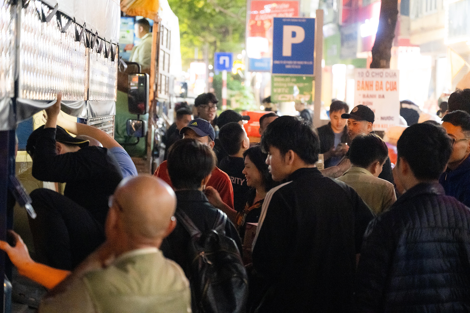 Hà Nội đêm không ngủ: Những đôi tay không ngơi nghỉ chuẩn bị đồ cứu trợ hướng về miền Trung- Ảnh 7.