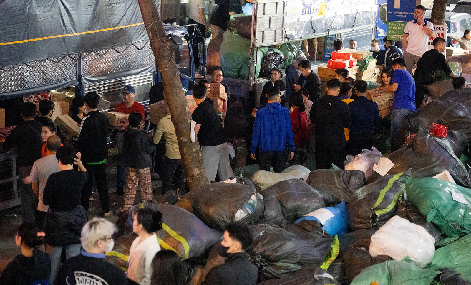 Hà Nội đêm không ngủ: Những đôi tay không ngơi nghỉ chuẩn bị đồ cứu trợ hướng về miền Trung- Ảnh 11.