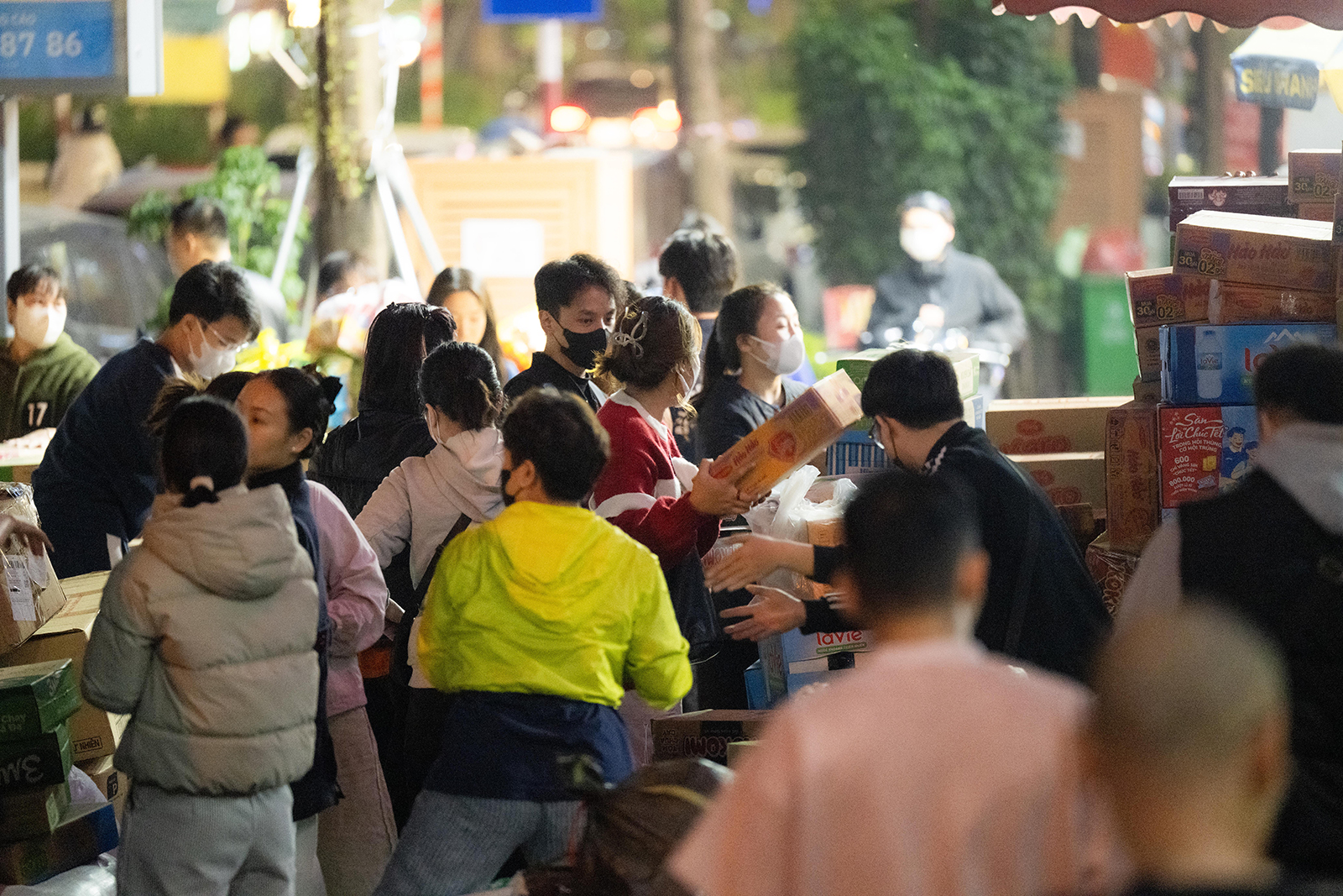 Hà Nội đêm không ngủ: Những đôi tay không ngơi nghỉ chuẩn bị đồ cứu trợ hướng về miền Trung- Ảnh 2.