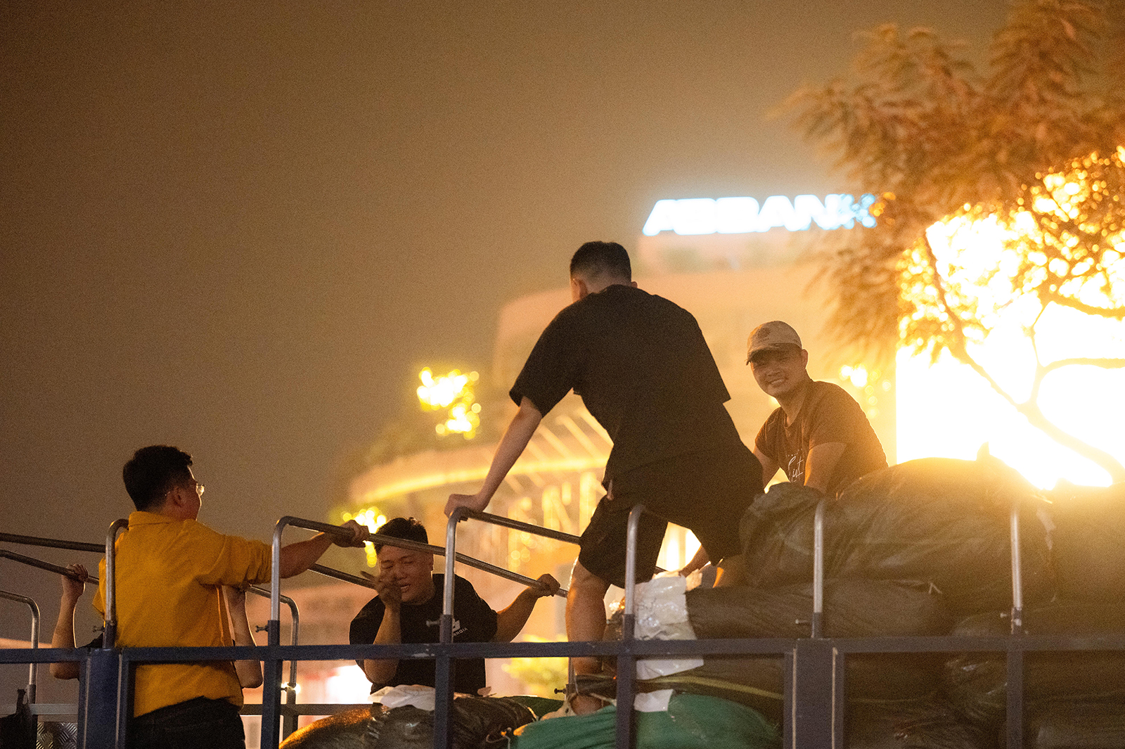 Hà Nội đêm không ngủ: Những đôi tay không ngơi nghỉ chuẩn bị đồ cứu trợ hướng về miền Trung- Ảnh 8.