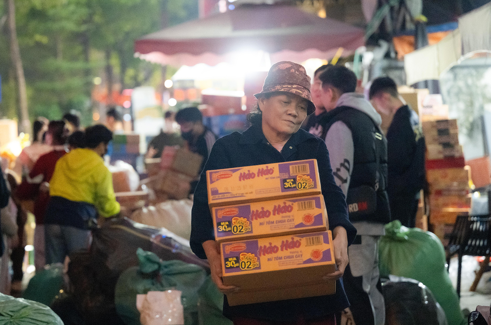 Hà Nội đêm không ngủ: Những đôi tay không ngơi nghỉ chuẩn bị đồ cứu trợ hướng về miền Trung- Ảnh 4.