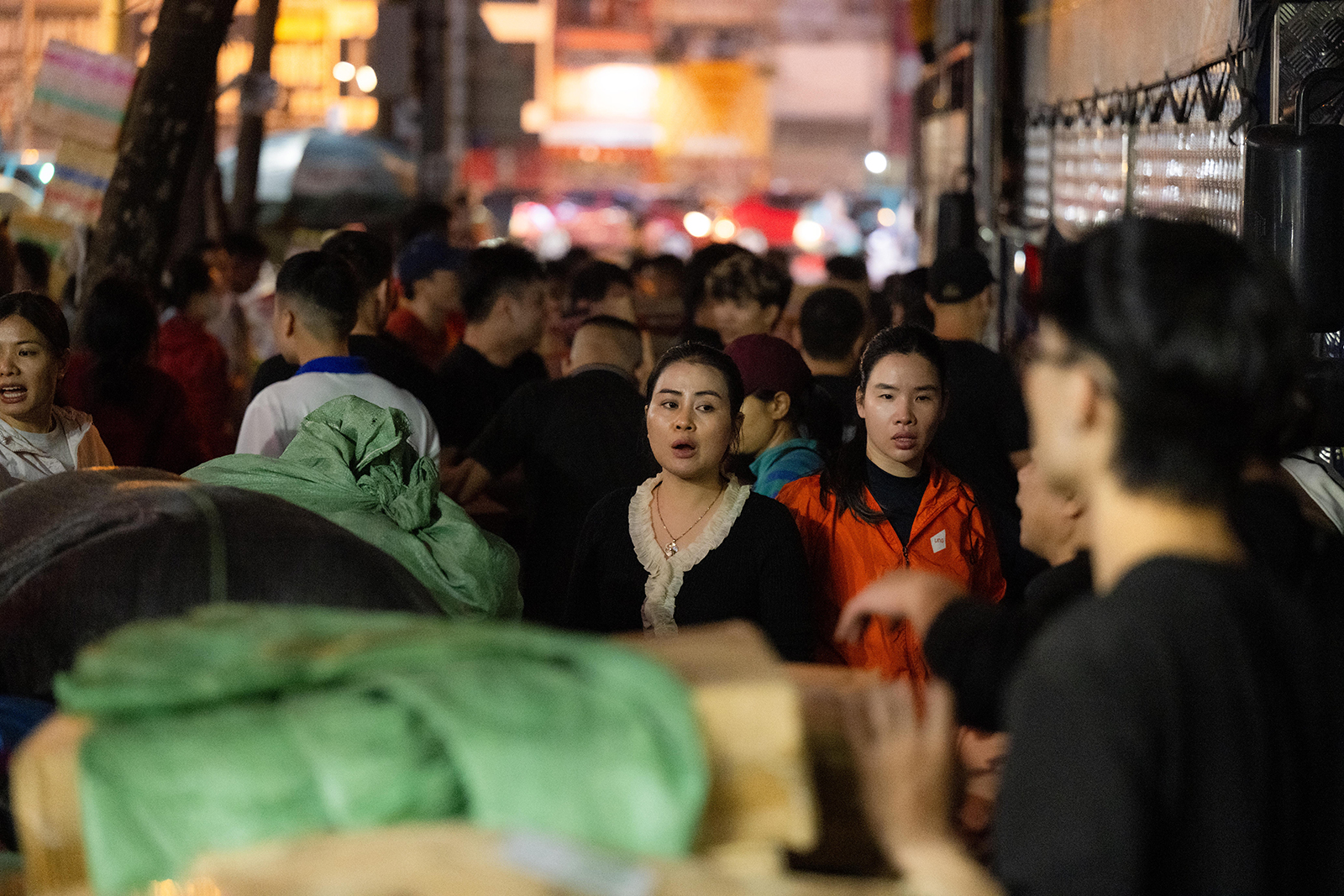 Hà Nội đêm không ngủ: Những đôi tay không ngơi nghỉ chuẩn bị đồ cứu trợ hướng về miền Trung- Ảnh 3.