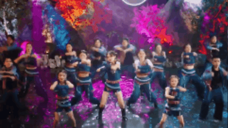 Hậu trường màn nhảy trên nước trong MV Oẳn Tù Tì của Nguyễn Ngọc Kim Cương- Ảnh 2.