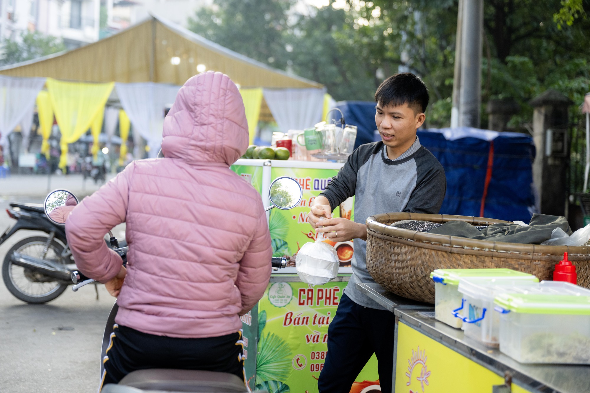 5h sáng dậy bán xôi, 8h30 có mặt ở văn phòng: Chàng trai 1992 xoay xở giữa nhịp sống đắt đỏ ở Hà Nội- Ảnh 7. 5h sáng dậy bán xôi, 8h30 có mặt ở văn phòng: Chàng trai 1992 xoay xở giữa nhịp sống đắt đỏ ở Hà Nội- Ảnh 7.