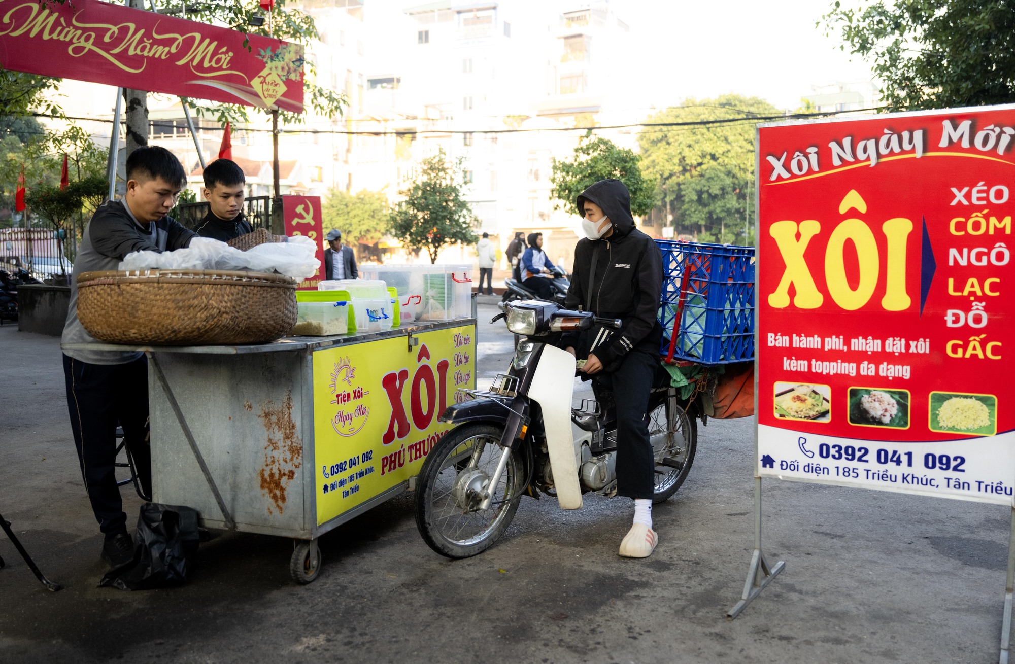 5h sáng dậy bán xôi, 8h30 có mặt ở văn phòng: Chàng trai 1992 xoay xở giữa nhịp sống đắt đỏ ở Hà Nội- Ảnh 5. 5h sáng dậy bán xôi, 8h30 có mặt ở văn phòng: Chàng trai 1992 xoay xở giữa nhịp sống đắt đỏ ở Hà Nội- Ảnh 5.