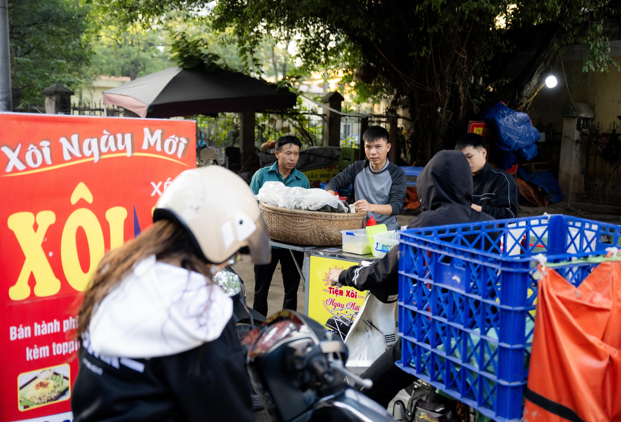 5h sáng dậy bán xôi, 8h30 có mặt ở văn phòng: Chàng trai 1992 xoay xở giữa nhịp sống đắt đỏ ở Hà Nội- Ảnh 6. 5h sáng dậy bán xôi, 8h30 có mặt ở văn phòng: Chàng trai 1992 xoay xở giữa nhịp sống đắt đỏ ở Hà Nội- Ảnh 6.