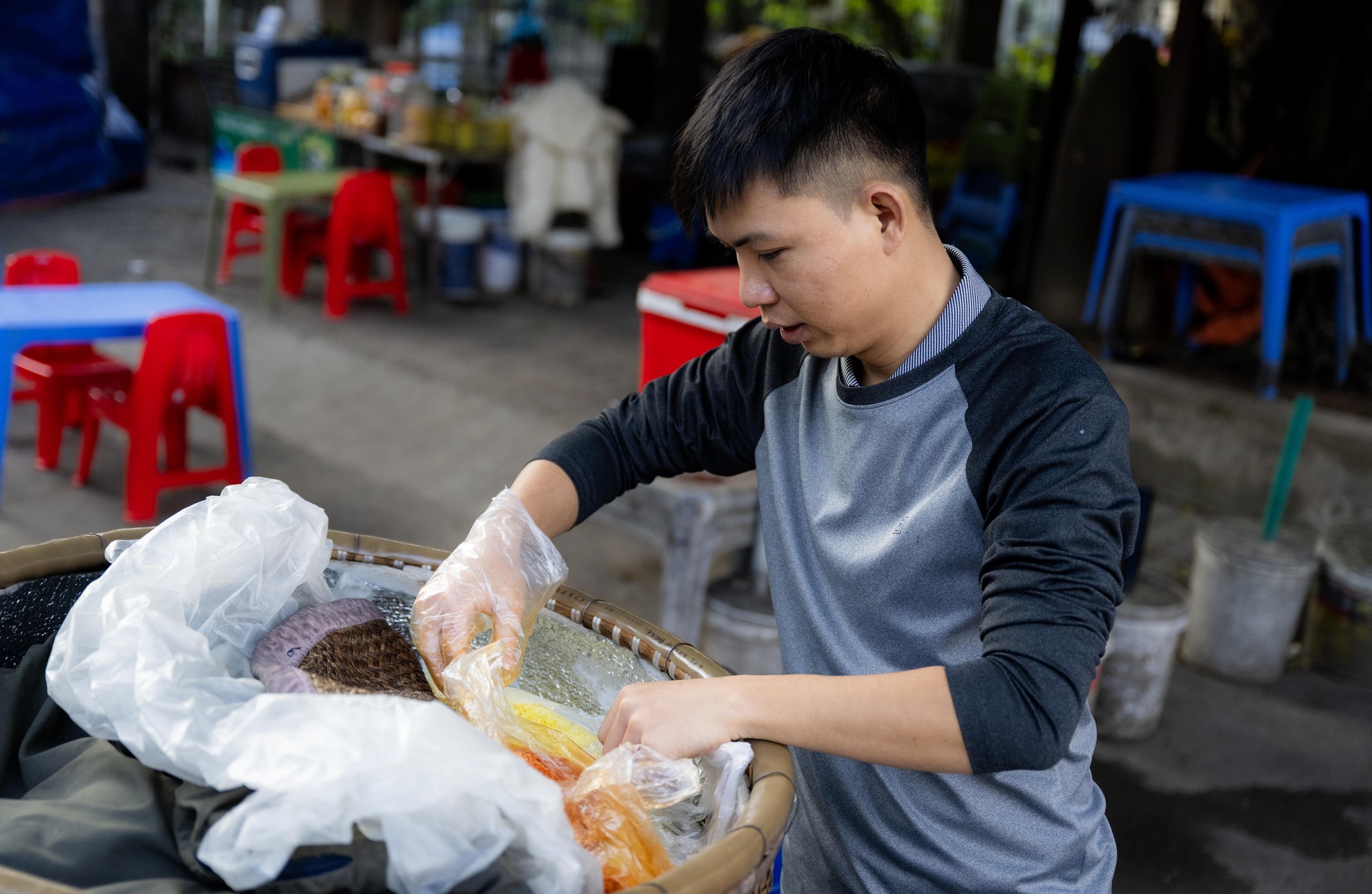 5h sáng dậy bán xôi, 8h30 có mặt ở văn phòng: Chàng trai 1992 xoay xở giữa nhịp sống đắt đỏ ở Hà Nội- Ảnh 2. 5h sáng dậy bán xôi, 8h30 có mặt ở văn phòng: Chàng trai 1992 xoay xở giữa nhịp sống đắt đỏ ở Hà Nội- Ảnh 2.