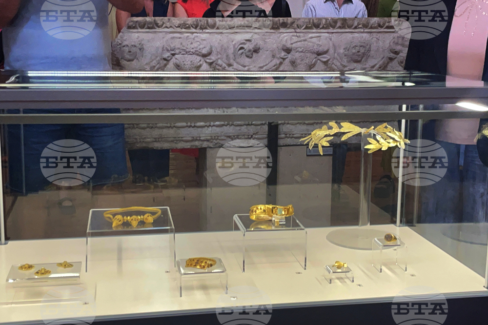 Đang đào nền công viên, công nhân chạm phải hài cốt 2.100 tuổi kỳ lạ đội vòng hoa tuyệt mỹ: Bí mật bên trong gây sốc- Ảnh 1. Đang đào nền công viên, công nhân chạm phải hài cốt 2.100 tuổi kỳ lạ đội vòng hoa tuyệt mỹ: Bí mật bên trong gây sốc- Ảnh 1.