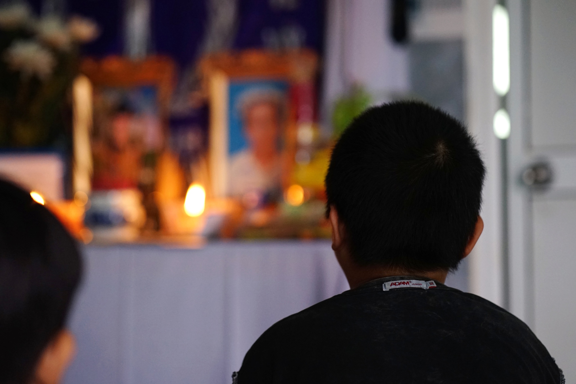 Mưa lũ cuốn trôi 2 con nhỏ: Người mẹ gục bên bàn thờ liên tục gọi tên các con, ôm chặt đứa cháu để vơi nỗi đau- Ảnh 6. Mưa lũ cuốn trôi 2 con nhỏ: Người mẹ gục bên bàn thờ liên tục gọi tên các con, ôm chặt đứa cháu để vơi nỗi đau- Ảnh 6.