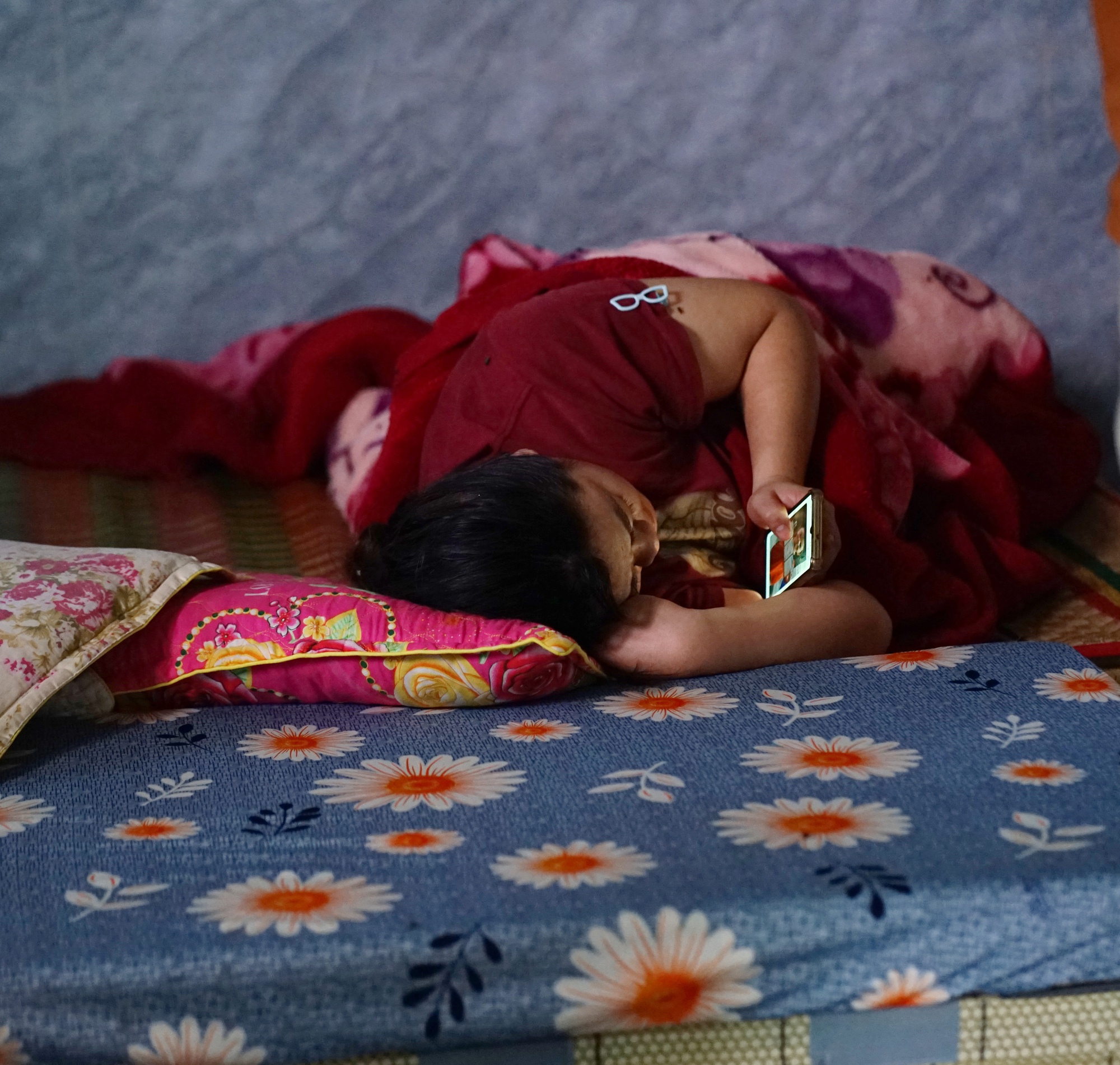 Mưa lũ cuốn trôi 2 con nhỏ: Người mẹ gục bên bàn thờ liên tục gọi tên các con, ôm chặt đứa cháu để vơi nỗi đau- Ảnh 4. Mưa lũ cuốn trôi 2 con nhỏ: Người mẹ gục bên bàn thờ liên tục gọi tên các con, ôm chặt đứa cháu để vơi nỗi đau- Ảnh 4.