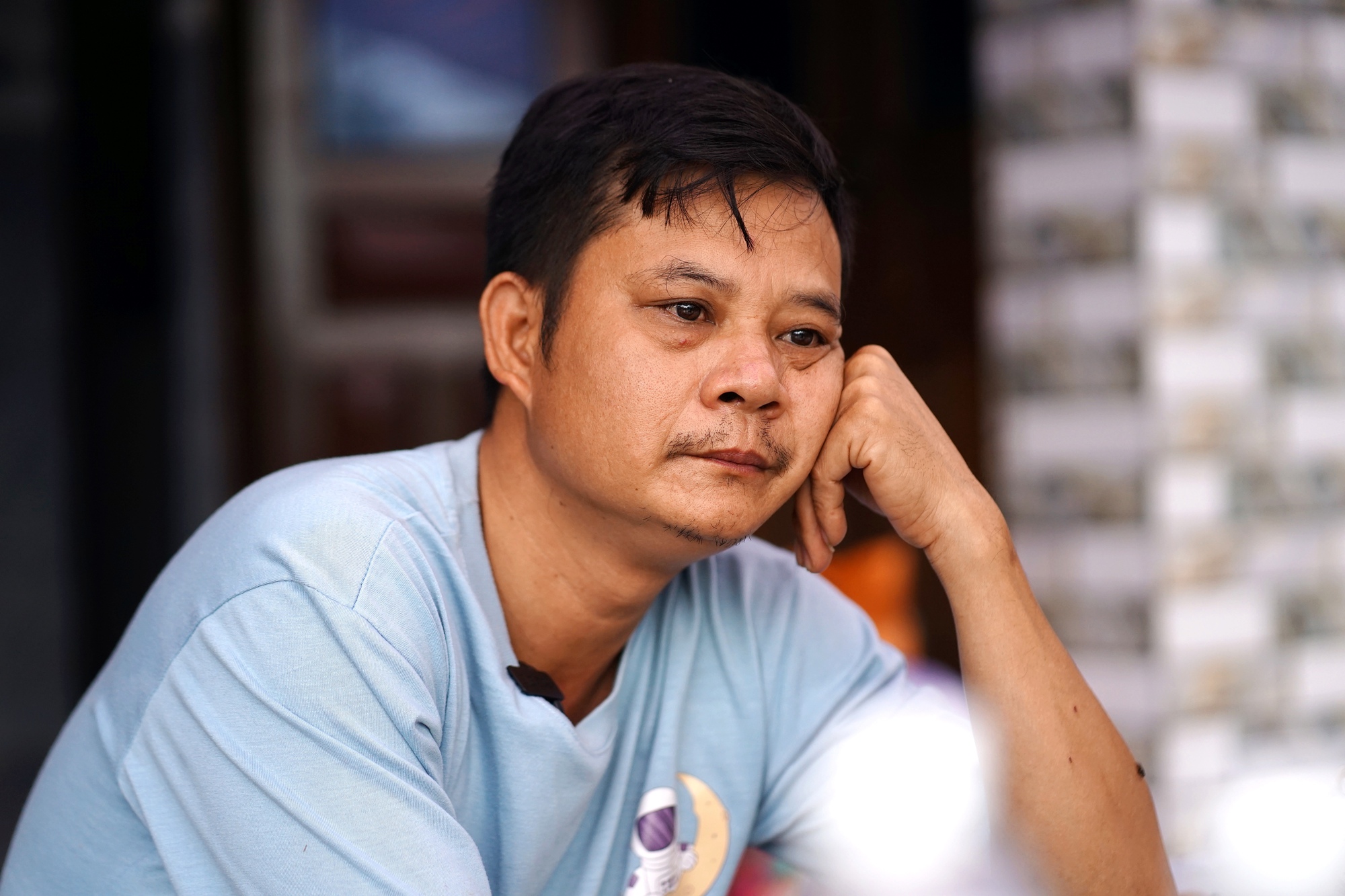 Mưa lũ cuốn trôi 2 con nhỏ: Người mẹ gục bên bàn thờ liên tục gọi tên các con, ôm chặt đứa cháu để vơi nỗi đau- Ảnh 7. Mưa lũ cuốn trôi 2 con nhỏ: Người mẹ gục bên bàn thờ liên tục gọi tên các con, ôm chặt đứa cháu để vơi nỗi đau- Ảnh 7.