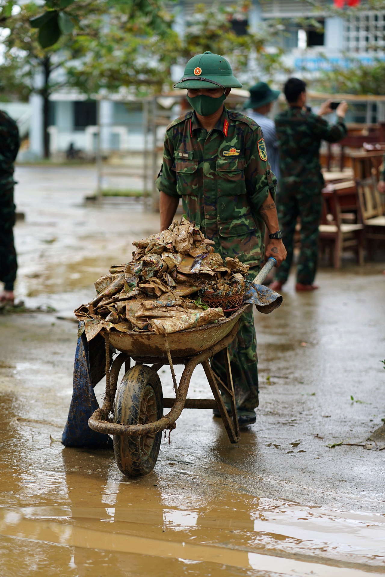 Xót xa cảnh tượng ở một trường tiểu học sau cơn lũ- Ảnh 2.